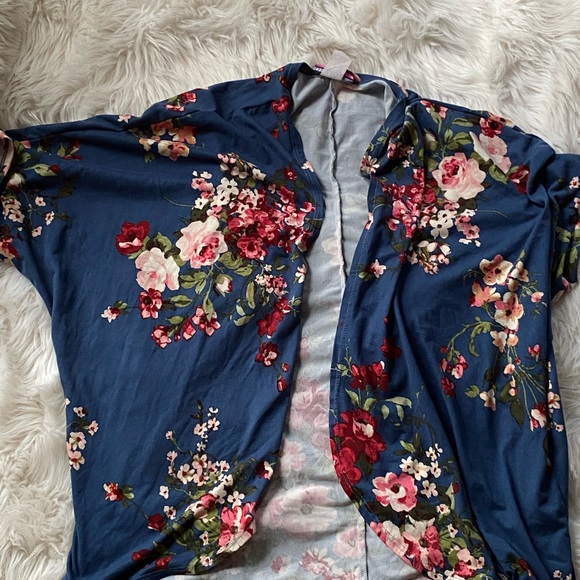 Sweaters - Women short sleeve floral cardigan